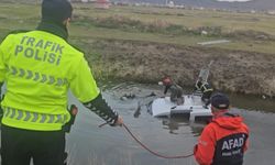 Su dolu kanala gömülmüş araç ekipleri alarma geçirdi