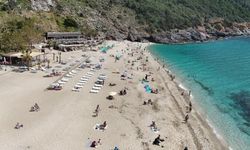 Hava sıcaklığının 24 dereceye yükseldiği Alanya'da sahiller doldu