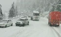Alacabel'de nisan ayında kar sürprizi! Sürücüler zor anlar yaşadı