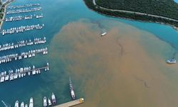 Antalya'da sağanak sonrası denizin rengi kahverengiye döndü