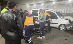 Antalya’da korkutan kaza! Kontrolden çıkan otomobil bariyerlere çarptı: Yaralılar var...