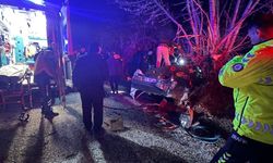 Antalya'da feci kaza: Ağaca çarpan araçtaki 3 kişi öldü