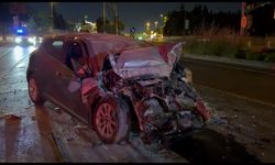 Bakırköy'de tır otomobile çarptı