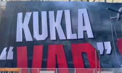 Beşiktaşlı taraftarlardan TFF’ye pankartlı protesto: “Kukla VAR”