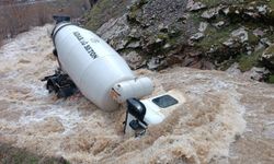 Tatvan'da beton mikseri dereye uçtu