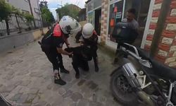 Boğazına şeker kaçan motorcuyu polis kurtardı
