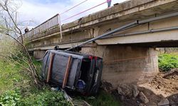 Bursa'da 3 araç birbirine girdi, 1'i dereye uçtu! Yaralılar var...