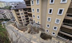 Bursa'da çöken istinat duvarı, apartman ve araçlara zarar verdi