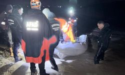 Selde mahsur kalan çobanı ekipler kurtardı