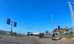 Facianın eşiğinden dönüldü! Akaryakıt yüklü tır böyle devrildi