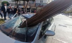 İnşaat demirleri seyir halindeki otomobile ok gibi saplandı