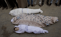 İsrail’in Gazze’ye saldırısında ikizlere hamile anne ve 2 çocuğu öldü