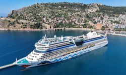 İtalya bayraklı kruvaziyer Alanya'ya demirledi