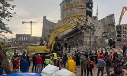 Kahramanmaraş'ta otopark yıkımı sırasında iş makinesi enkaz altında kaldı