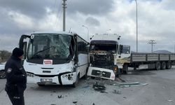 Karaman'da işçi servisi ile tır çarpıştı: 12 kişi yaralandı