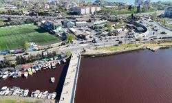 Küçükçekmece Gölü’nün denizle buluştuğu alan kırmızıya döndü