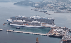 Kuşadası'na 2 kruvaziyerle 5 bin 297 turist geldi