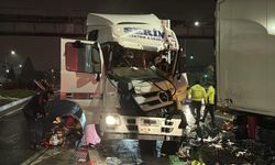 Kırmızı ışıkta bekleyen başka bir tıra çarpan tır sürücüsü ağır yaralandı