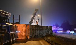 Lastiği patlayan tır kontrolden çıkarak devrildi