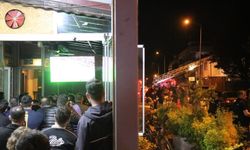 Mahallede araçlar yanarken onlar derbiyi izledi