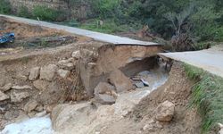 Mersin'de sağanak nedeniyle yol çöktü