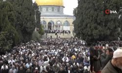 Mescid-i Aksa'da 6 hafta sonra ilk cuma namazı 100 bin kişiyle kılındı