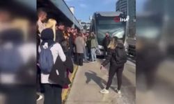 Duraklardaki yoğunluk isyan ettirdi! Metrobüsün önünü kestiler