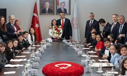 23 Nisan'da Milli Eğitim Bakanlığı koltuğuna 11 yaşındaki Defne oturdu