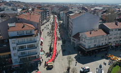 Öğrenciler dev Türk bayrağıyla yürüyüş yaptı