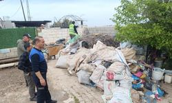 Reyhanlı'da bir evden 6 kamyon çöp çıkarıldı