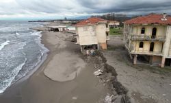 Tatil köyünde korkutan görüntü! Deniz 100 metre içeri girdi, villalar çöktü