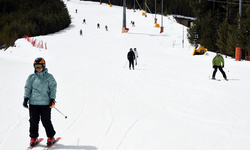 Sarıkamış Kayak Merkezi'nde kayak keyfi nisanda da sürüyor