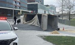 Sarıyer'de hafriyat kamyonu devrildi: Sürücü yaralandı...