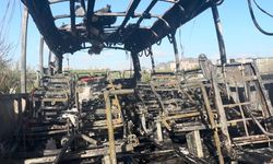 Seyir halindeyken yanan midibüs demir yığınına döndü