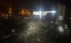 Siirt'te metruk bina sağanağa dayanamayıp yıkıldı