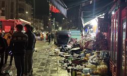 Sivas'ta otomobil devrilerek 2 iş yerine çarptı