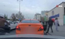 Dikkatsizlik pahalıya mal oldu! Taksi kapısına çarpan scooter sürücüsü kaldırıma savruldu