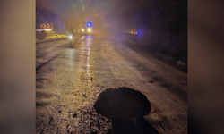 Yamaçtan kopan kayalar kara yolunu kapattı