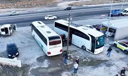 Yolcusu bulunmayan otobüsün bagajından 53 düzensiz göçmen çıktı