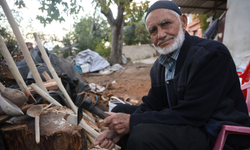85 yaşındaki kaşık ustası 70 yıldır ağaca şekil veriyor