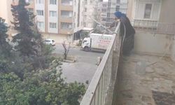 Park halindeki araç alev aldı! Balkondan yangına müdahale etti