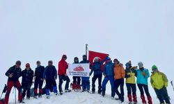 Uludağ’da mayısta kar sürprizi: 2 metre karda Türk bayrağı dalgalandı