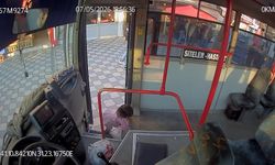 Bebek firarda! Emekleyerek otobüse bindi, 500 metre sonra fark edildi