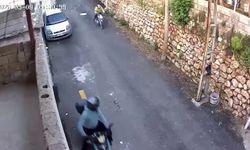 Film gibi hırsızlık kamerada: Önce tırmandılar sonra anahtarı alıp otomobili çaldılar