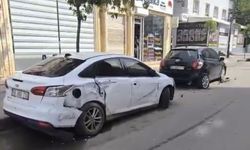 Park halindeki 5 otomobile çarptı: Aracını bırakarak kayıplara karıştı
