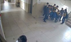 Engelli öğrencisini sırtında taşıyan öğretmen yürekleri ısıttı: İşte o anlar...