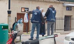 Dilenci kadın zabıtayı çileden çıkardı: Polis ekipleri devreye girdi! O anlar kamerada...
