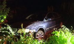 Tarlaya uçtu: otomobilini bırakıp gitti!