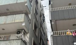 İnşaata asansör faciası: Balkonda asılı kalan işçi dakikalarca kurtarılmayı bekledi