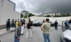 Başakşehir'de facidan dönüldü! Tır iki otomobilin üzerine devrildi